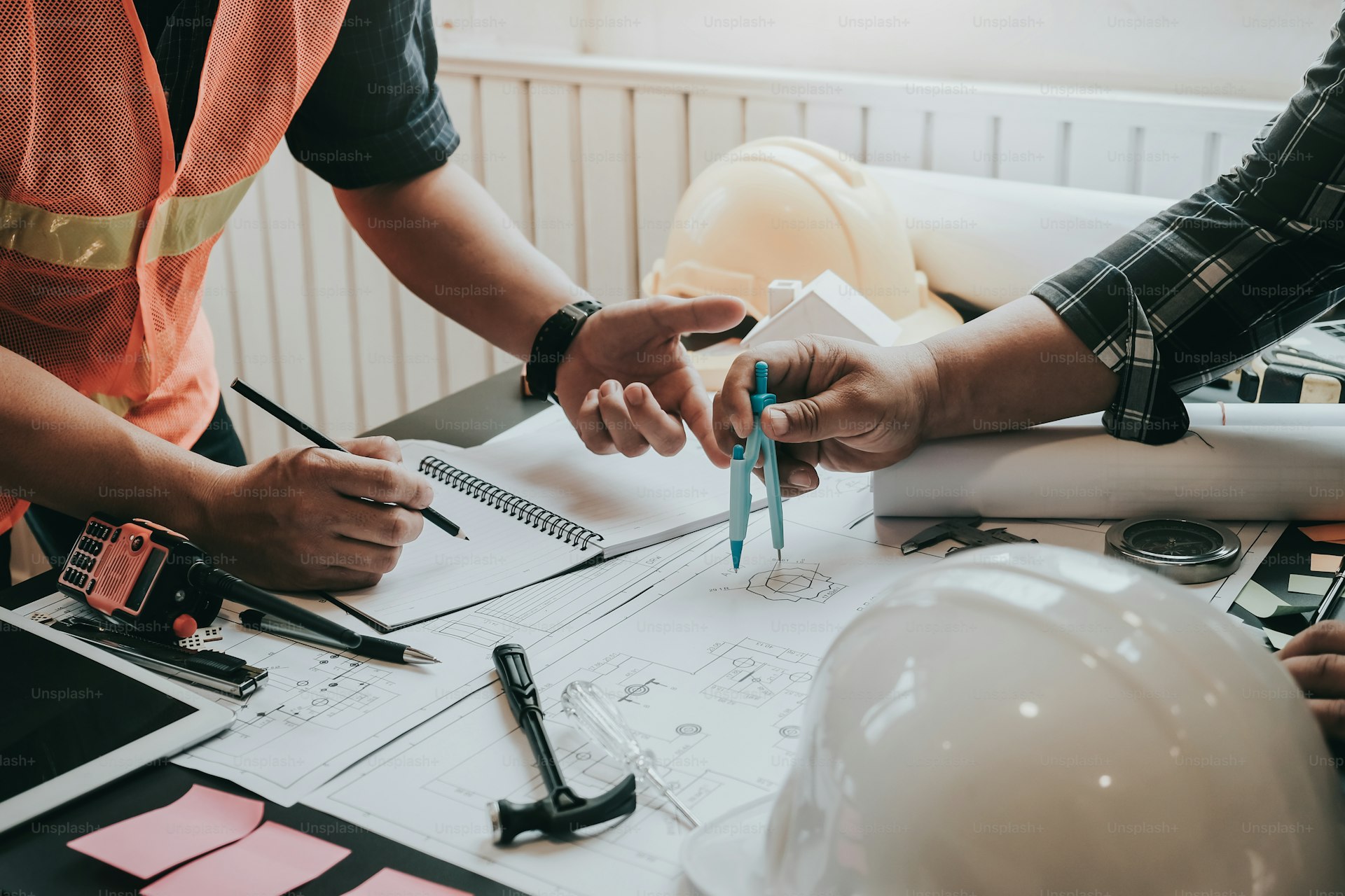 Ingenieure planen ein Heizungsprojekt