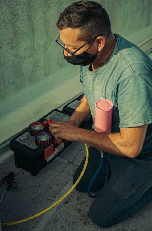 Techniker bei der Installation einer Klimaanlage